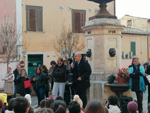 In occasione del flah mob presso il plesso di Montopoli di Sabina, si è realizzato un evento nella piazza del paese alla presenza delle autorità e delle famiglie